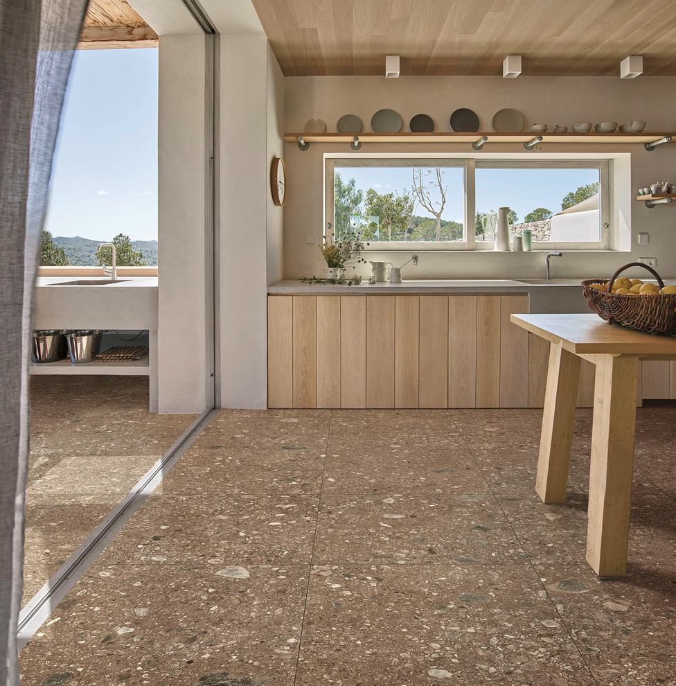 Immagine di una cucina con pavimento in gres porcellanato e pavimento marrone