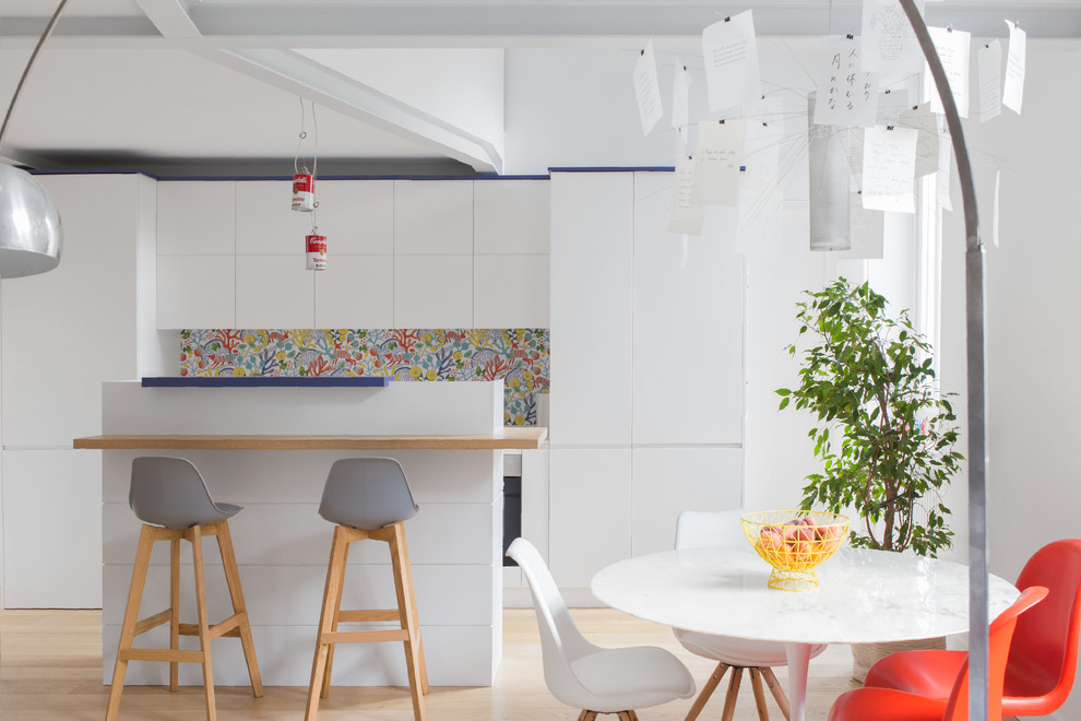 Immagine di una cucina contemporanea di medie dimensioni con parquet chiaro, pavimento beige, ante lisce e ante bianche