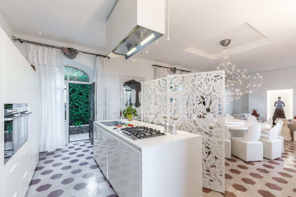 Imagen de cocina contemporánea abierta con fregadero encastrado, armarios con paneles lisos, puertas de armario blancas, suelo marrón, encimeras blancas y una isla