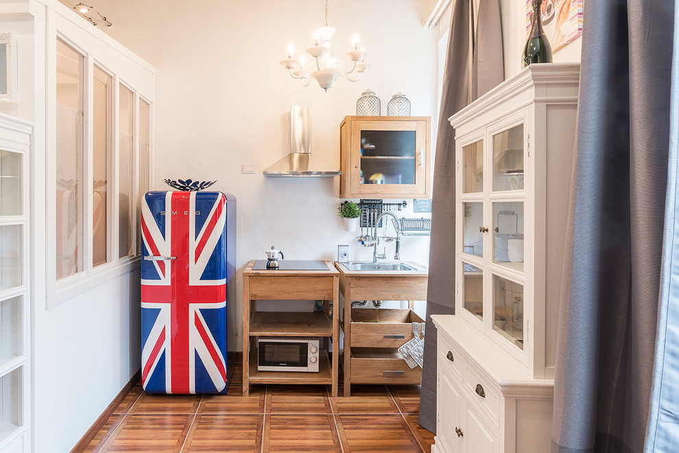 Foto di una cucina scandinava con ante di vetro, ante in legno scuro, paraspruzzi bianco, elettrodomestici in acciaio inossidabile, pavimento in legno massello medio e pavimento marrone