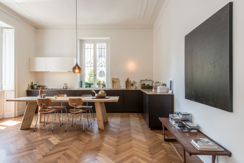 Esempio di una cucina contemporanea di medie dimensioni con pavimento in legno massello medio, ante in legno scuro, top in marmo e paraspruzzi bianco