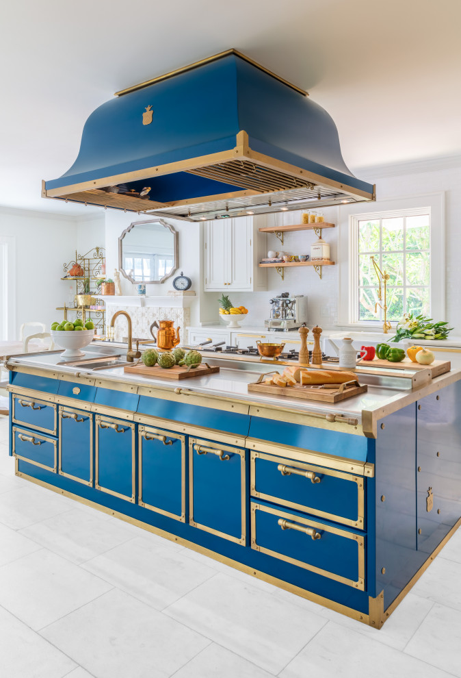 Klassische Wohnküche mit integriertem Waschbecken, Edelstahlfronten, Edelstahl-Arbeitsplatte, Küchenrückwand in Blau und blauer Arbeitsplatte in New York