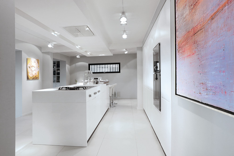 Foto di una grande cucina minimalista con ante lisce, ante bianche, elettrodomestici in acciaio inossidabile e pavimento bianco