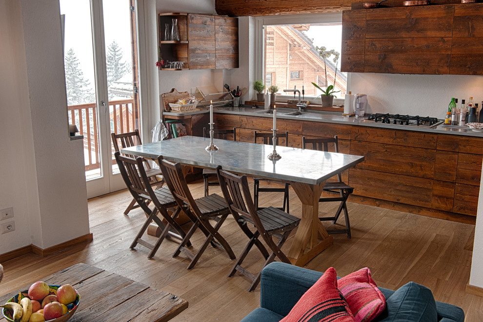 Esempio di una cucina stile rurale di medie dimensioni con pavimento in legno massello medio, lavello integrato, ante lisce e ante in legno scuro