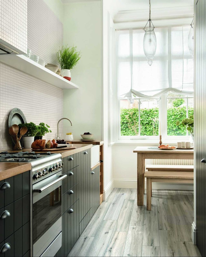 Источник вдохновения для домашнего уюта: прямая кухня в современном стиле с деревянной столешницей и техникой из нержавеющей стали