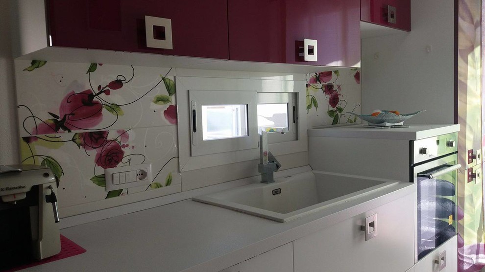 Cette image montre une cuisine ouverte design avec un placard à porte plane, une crédence multicolore, une crédence en céramique et une péninsule.
