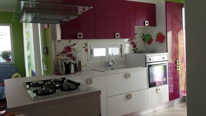 Источник вдохновения для домашнего уюта: кухня-гостиная в современном стиле с плоскими фасадами, разноцветным фартуком, фартуком из керамической плитки и полуостровом