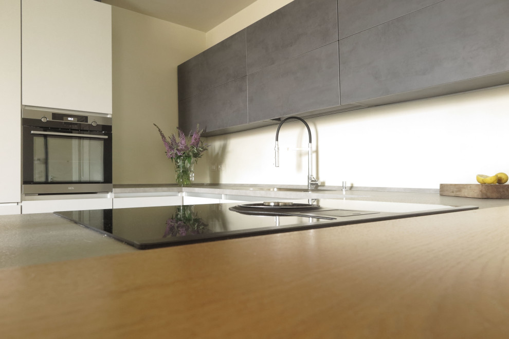 Foto di una cucina moderna con pavimento beige e top grigio