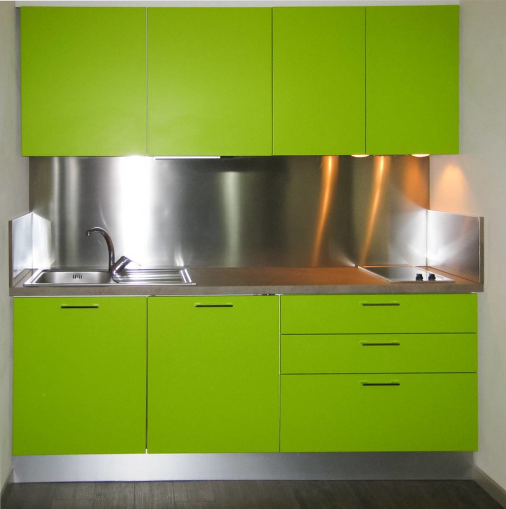 Bild på ett litet funkis linjärt kök med öppen planlösning, med gröna skåp, rostfria vitvaror och stänkskydd med metallisk yta