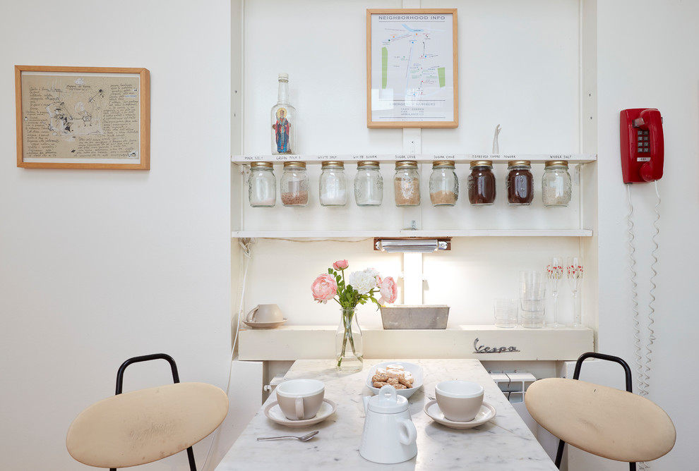 Foto de cocina lineal contemporánea pequeña abierta con puertas de armario de madera clara y encimera de cuarzo compacto