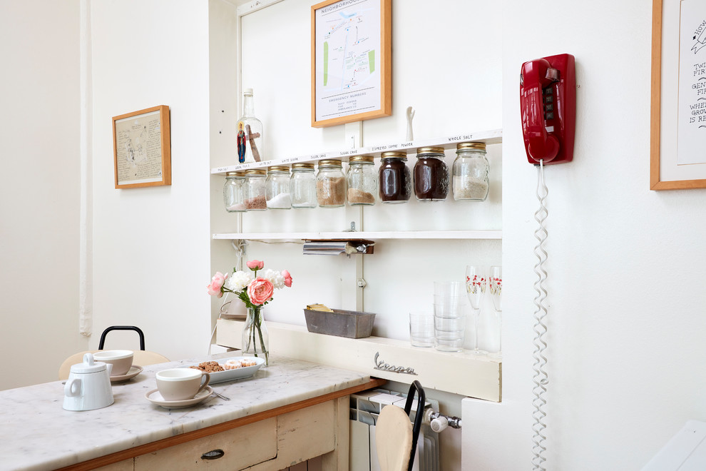 Foto di una piccola cucina minimal con ante in legno chiaro e top in quarzo composito