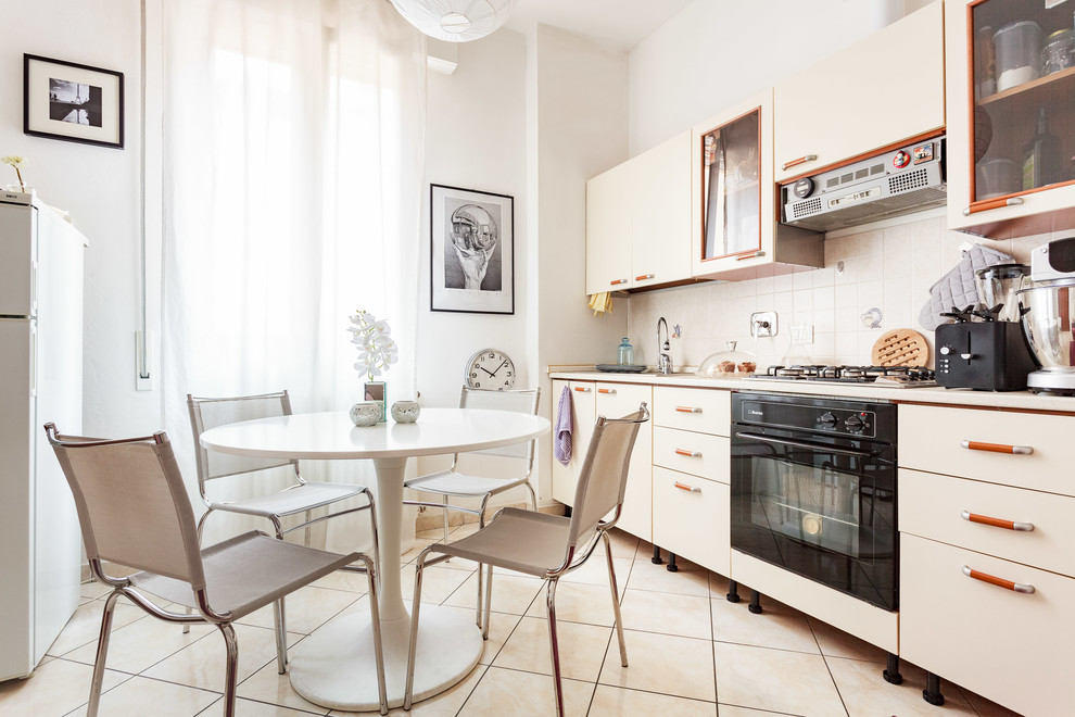 Inspiration för ett litet skandinaviskt linjärt kök och matrum, med släta luckor, beige stänkskydd, svarta vitvaror, beiget golv, orange skåp och klinkergolv i keramik