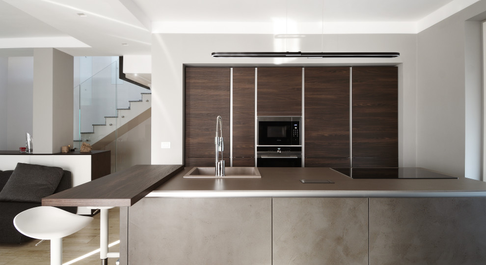Idee per una cucina contemporanea di medie dimensioni con lavello da incasso, ante lisce, ante in legno scuro, pavimento beige e top grigio