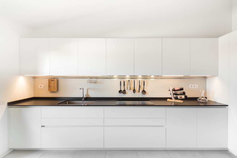 Idee per una cucina lineare contemporanea di medie dimensioni con ante lisce, ante bianche, paraspruzzi bianco, nessuna isola e pavimento bianco