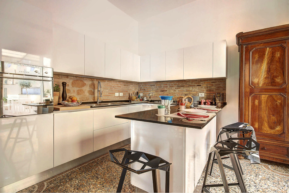 Foto på ett funkis kök, med släta luckor, vita skåp och en halv köksö