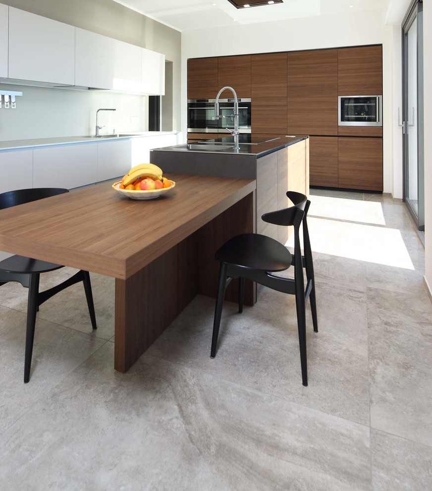 Foto di un cucina con isola centrale con ante in legno bruno, pavimento in gres porcellanato e pavimento grigio