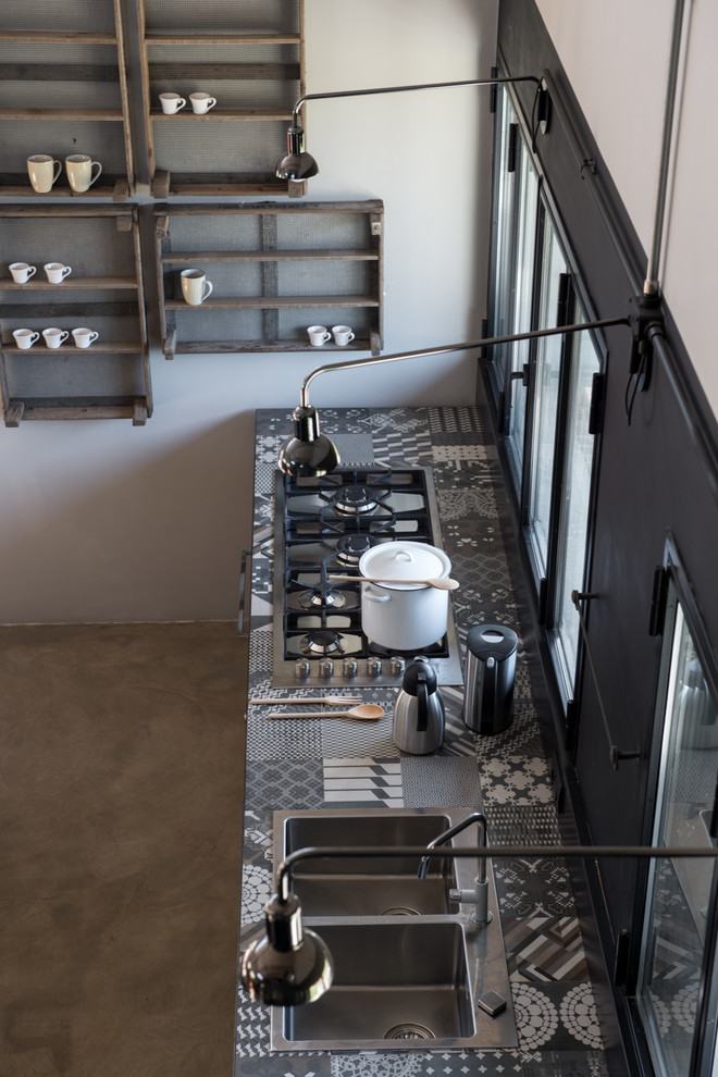 Foto di una cucina industriale con pavimento grigio