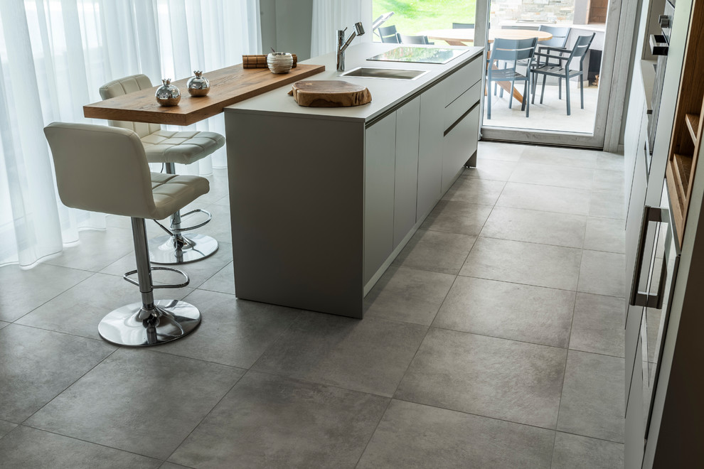 Immagine di una cucina eclettica con pavimento in gres porcellanato e pavimento grigio