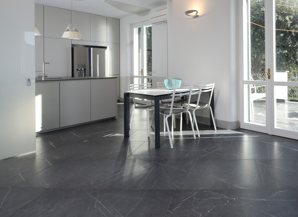 Idee per una piccola cucina moderna con paraspruzzi grigio, paraspruzzi in gres porcellanato, pavimento in gres porcellanato, penisola, pavimento grigio e top grigio