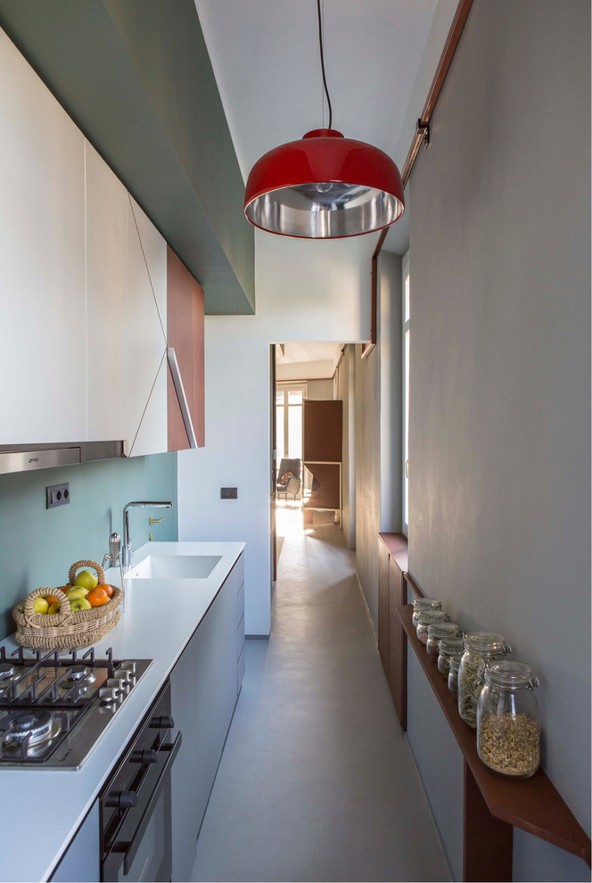 Foto di una piccola cucina lineare moderna chiusa con lavello integrato, ante lisce, ante bianche e top in superficie solida