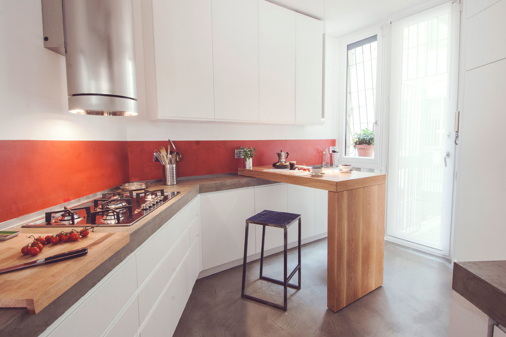 Стильный дизайн: прямая кухня среднего размера в современном стиле с обеденным столом, плоскими фасадами, белыми фасадами, столешницей из бетона, красным фартуком и полом из керамогранита - последний тренд