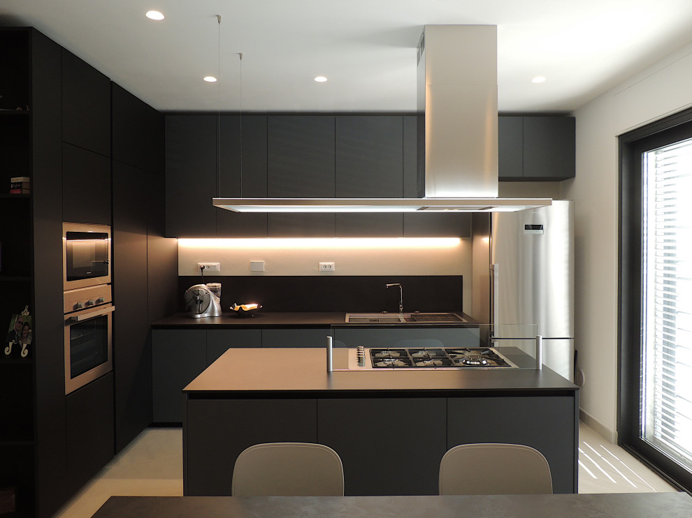 Design ideas for a contemporary kitchen in Florence.