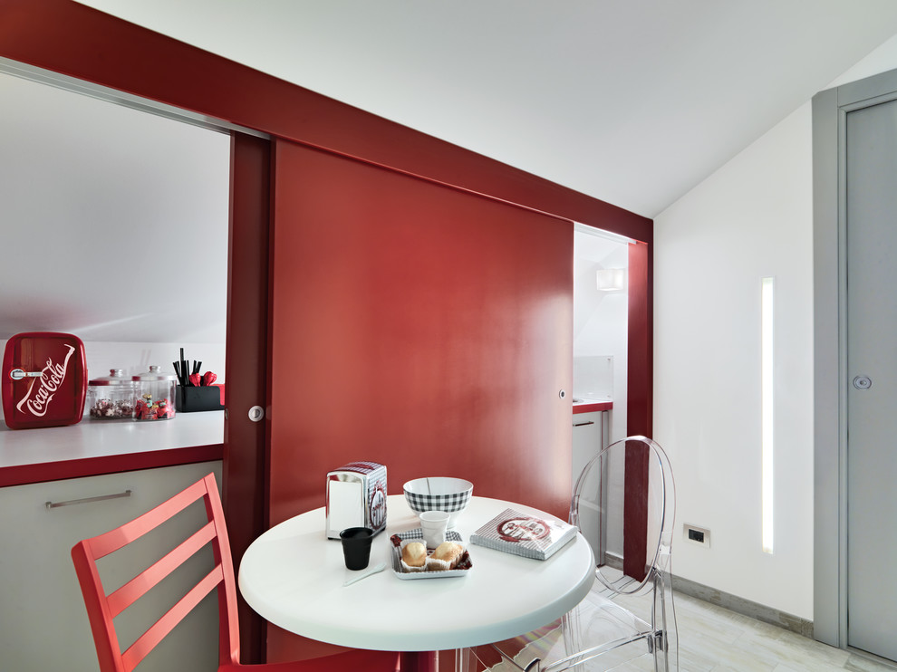 Свежая идея для дизайна: маленькая отдельная кухня в стиле модернизм с плоскими фасадами, красными фасадами и столешницей из ламината для на участке и в саду - отличное фото интерьера