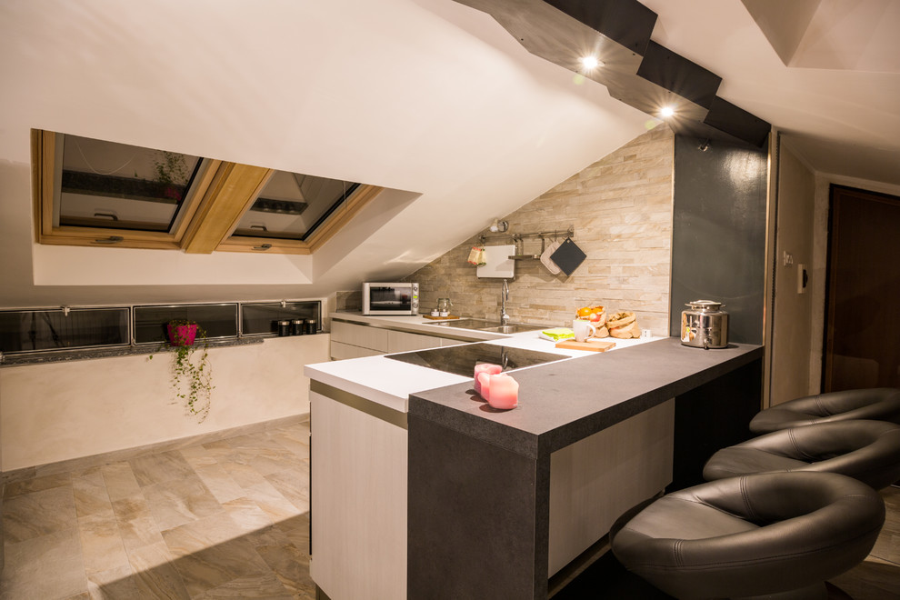 На фото: маленькая угловая кухня-гостиная в стиле модернизм с столешницей из известняка и полуостровом для на участке и в саду
