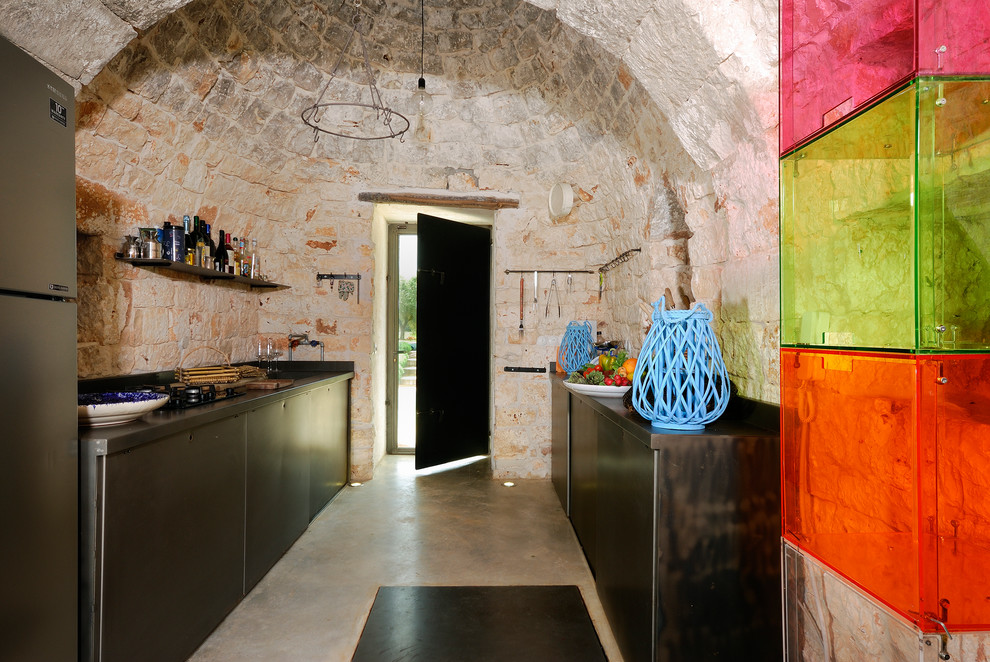 Esempio di una cucina parallela mediterranea di medie dimensioni con pavimento in cemento e pavimento grigio