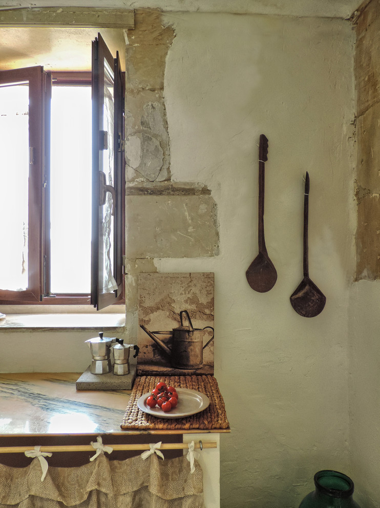 ミラノにある地中海スタイルのおしゃれなキッチンの写真