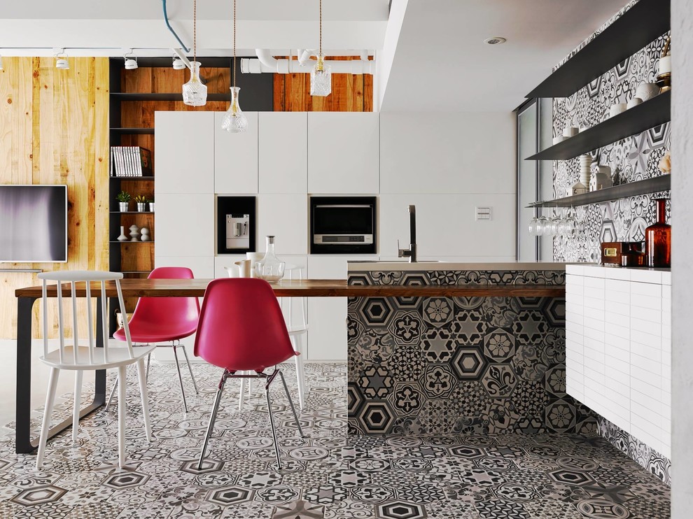 ミラノにあるコンテンポラリースタイルのおしゃれなキッチン (フラットパネル扉のキャビネット、白いキャビネット、マルチカラーのキッチンパネル、セメントタイルのキッチンパネル、セメントタイルの床、アイランドなし、マルチカラーの床) の写真