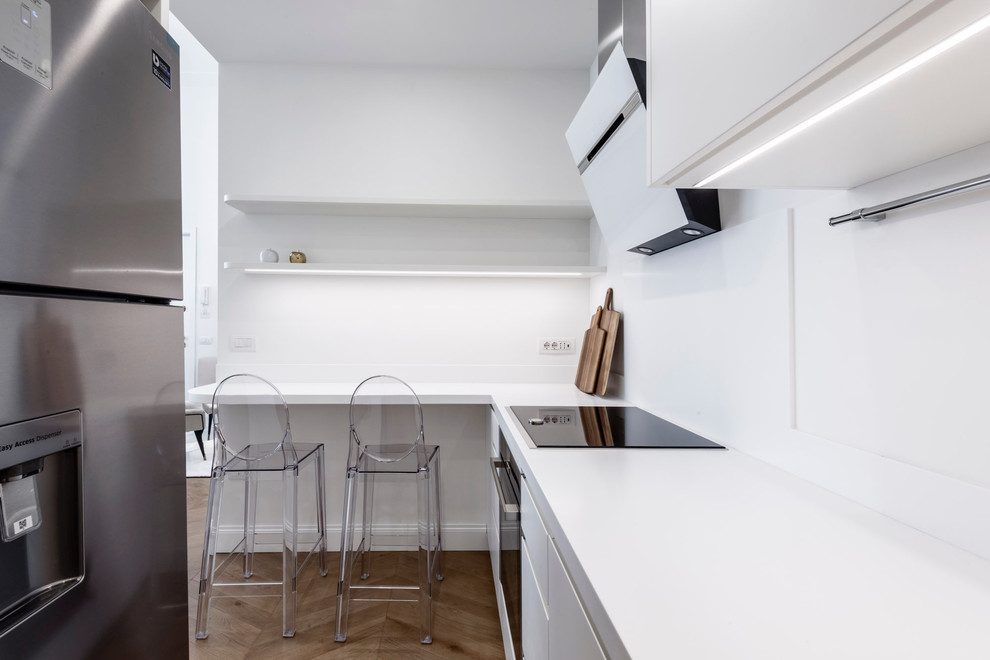 Offene, Kleine Moderne Küche ohne Insel in L-Form mit flächenbündigen Schrankfronten und weißen Schränken in Mailand