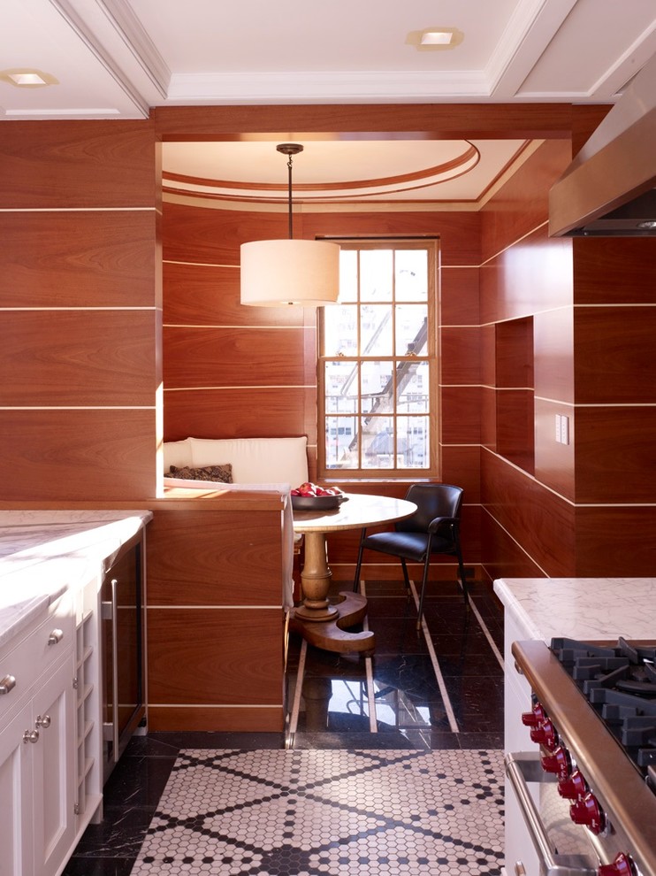 ニューヨークにあるトラディショナルスタイルのおしゃれなアイランドキッチン (レイズドパネル扉のキャビネット、白いキャビネット、大理石カウンター、大理石の床、マルチカラーの床) の写真