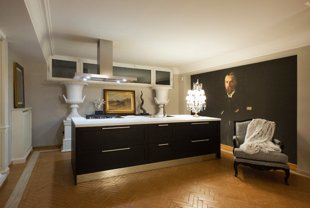 ローマにあるラグジュアリーな広いコンテンポラリースタイルのおしゃれなキッチン (シングルシンク、濃色木目調キャビネット、ラミネートカウンター、シルバーの調理設備、テラコッタタイルの床、ピンクの床、白いキッチンカウンター) の写真