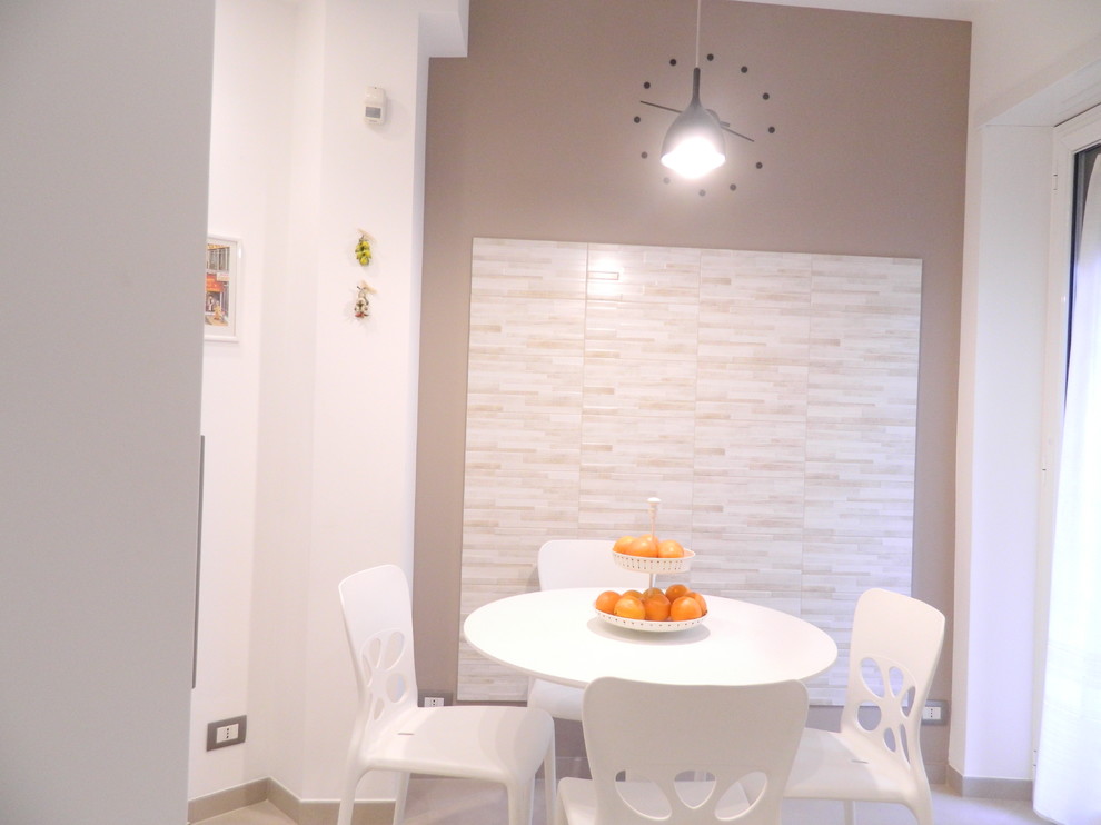 Esempio di una piccola cucina ad ambiente unico moderna con ante lisce, ante bianche, top in cemento, pavimento in gres porcellanato e penisola