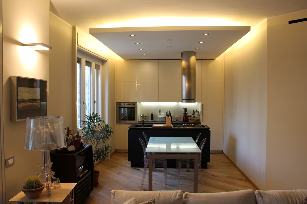 Источник вдохновения для домашнего уюта: гостиная комната в стиле модернизм с паркетным полом среднего тона