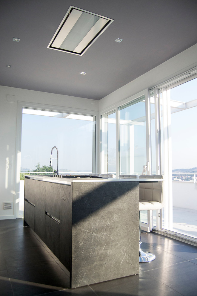 Foto di una cucina minimal di medie dimensioni con lavello a doppia vasca, ante lisce, ante bianche, top in quarzite, elettrodomestici in acciaio inossidabile e pavimento in gres porcellanato