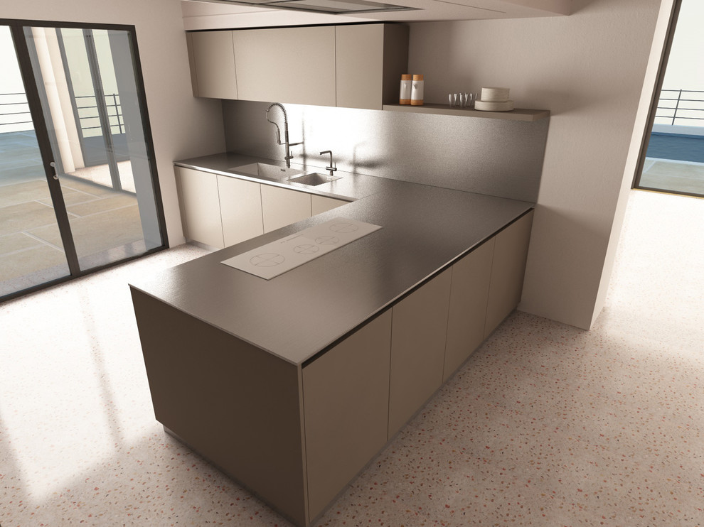 Idéer för ett modernt kök, med en integrerad diskho, släta luckor, beige skåp, bänkskiva i rostfritt stål, stänkskydd med metallisk yta, rostfria vitvaror, marmorgolv och en köksö