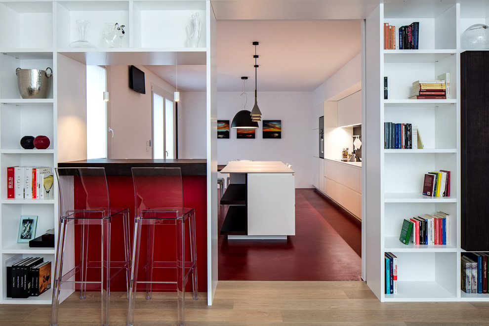 Zweizeilige, Mittelgroße Moderne Wohnküche mit flächenbündigen Schrankfronten, schwarzen Elektrogeräten, Kücheninsel und buntem Boden in Sonstige