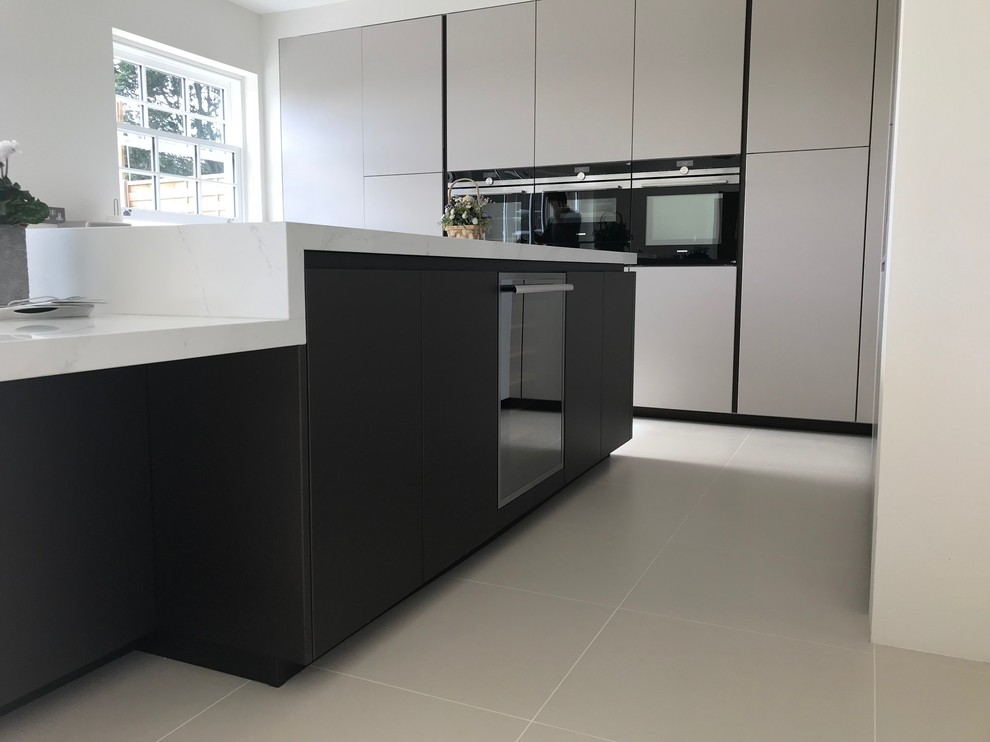 Foto di una cucina minimalista con ante lisce, pavimento bianco e top bianco