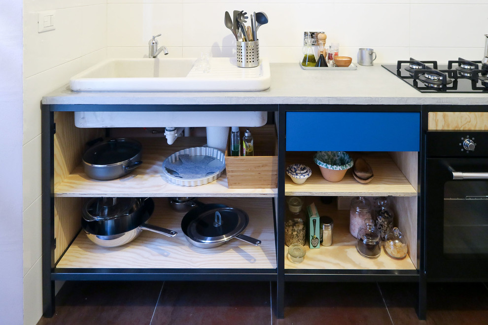 Zweizeilige, Kleine Urige Küche mit Vorratsschrank, Waschbecken, offenen Schränken, Betonarbeitsplatte, Kücheninsel und grauer Arbeitsplatte in Turin