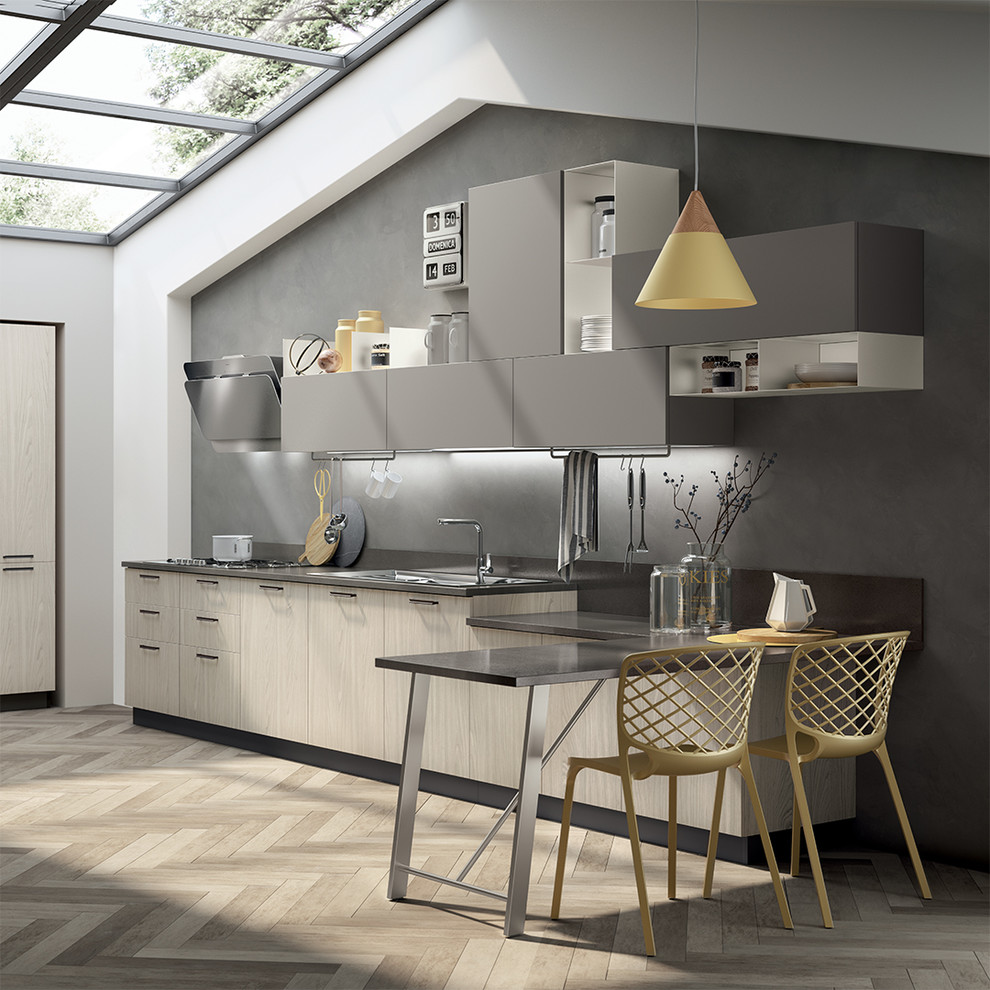 Esempio di una cucina lineare moderna di medie dimensioni con lavello a vasca singola, ante lisce, ante in legno chiaro, top in quarzite, nessuna isola e top grigio