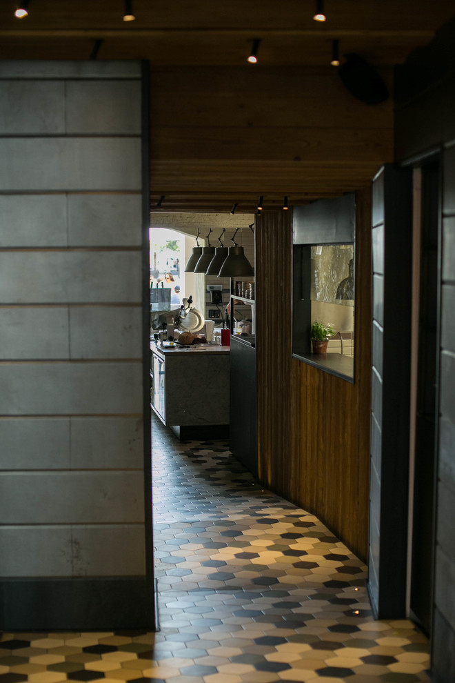 他の地域にあるインダストリアルスタイルのおしゃれなキッチンの写真