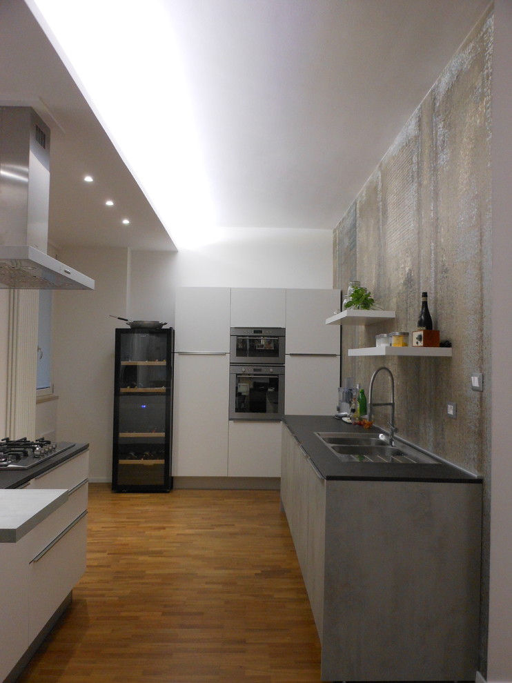 Exempel på ett mellanstort modernt grå grått kök och matrum, med en dubbel diskho, släta luckor, vita skåp, laminatbänkskiva, rostfria vitvaror, målat trägolv och en köksö