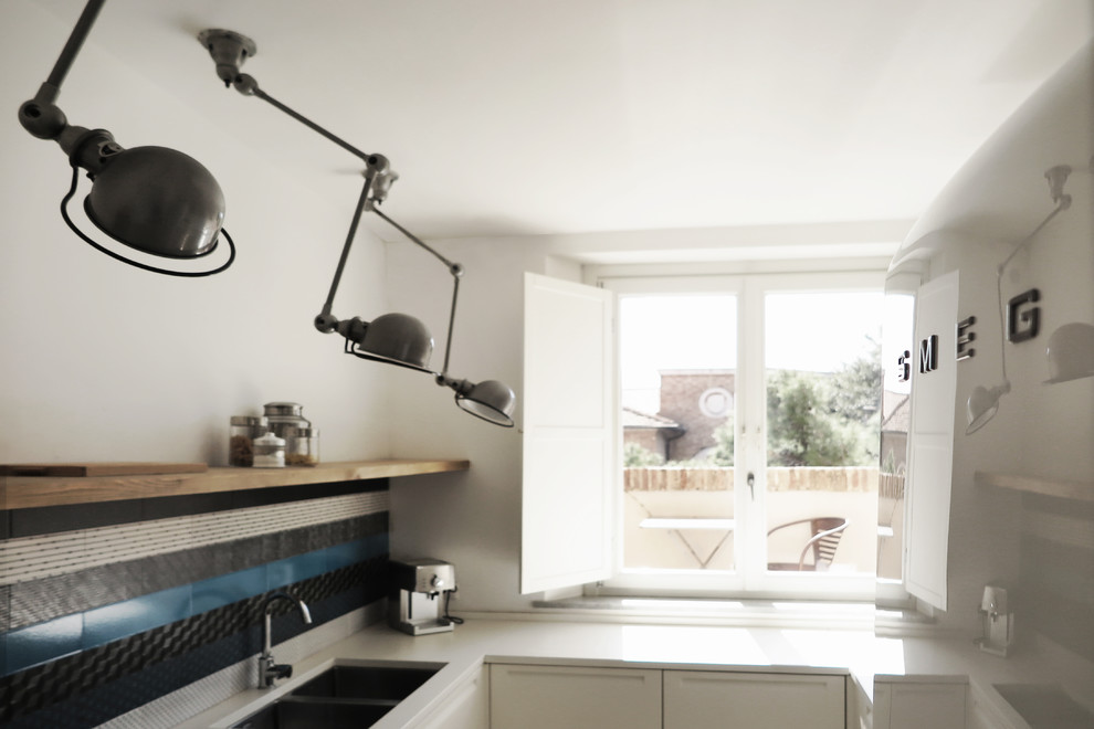Esempio di una cucina design di medie dimensioni con lavello a doppia vasca, ante a filo, ante bianche, elettrodomestici in acciaio inossidabile, parquet chiaro e pavimento bianco