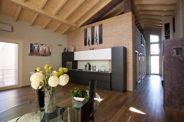 Foto de cocina contemporánea con armarios con paneles lisos, puertas de armario de madera oscura, salpicadero de azulejos de cemento y suelo de madera en tonos medios