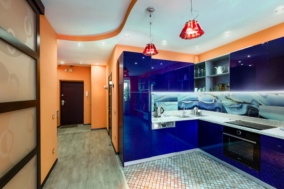 Foto de cocinas en L moderna de tamaño medio abierta con armarios con paneles lisos, puertas de armario azules, suelo de travertino y suelo beige