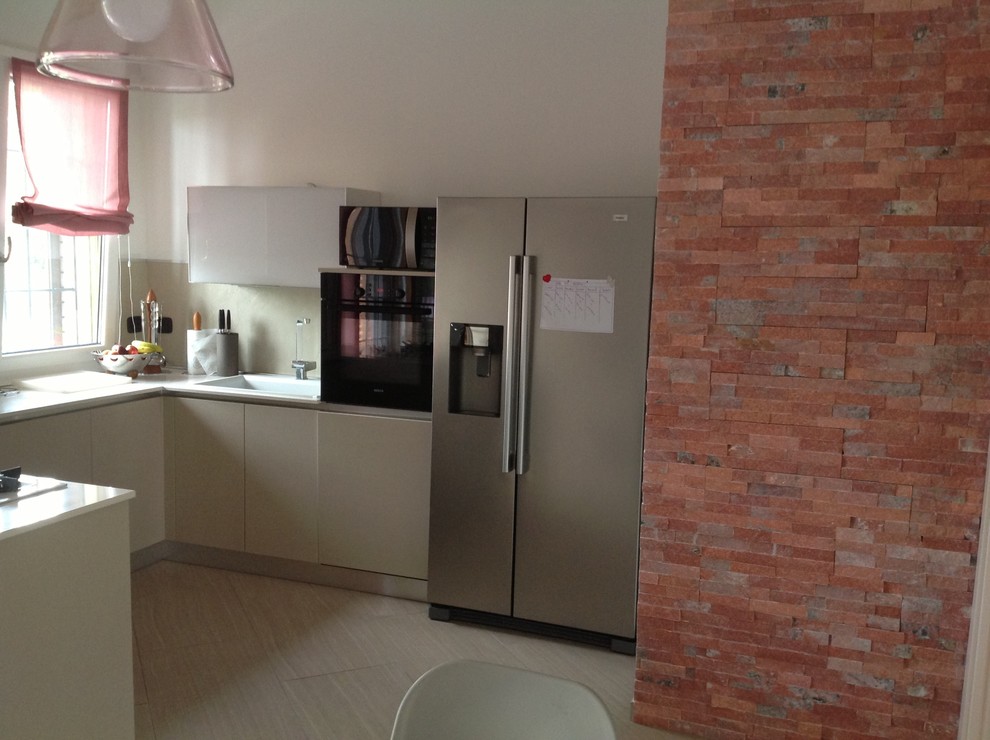 This is an example of a modern kitchen in Bologna.