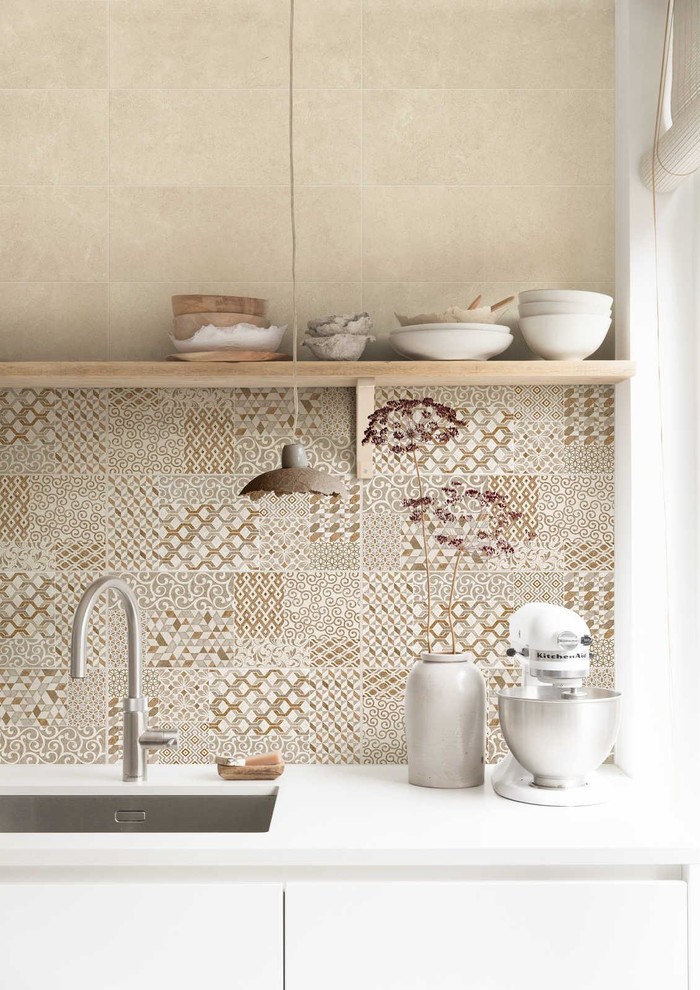Immagine di una cucina moderna con paraspruzzi bianco, paraspruzzi con piastrelle in ceramica e pavimento in gres porcellanato