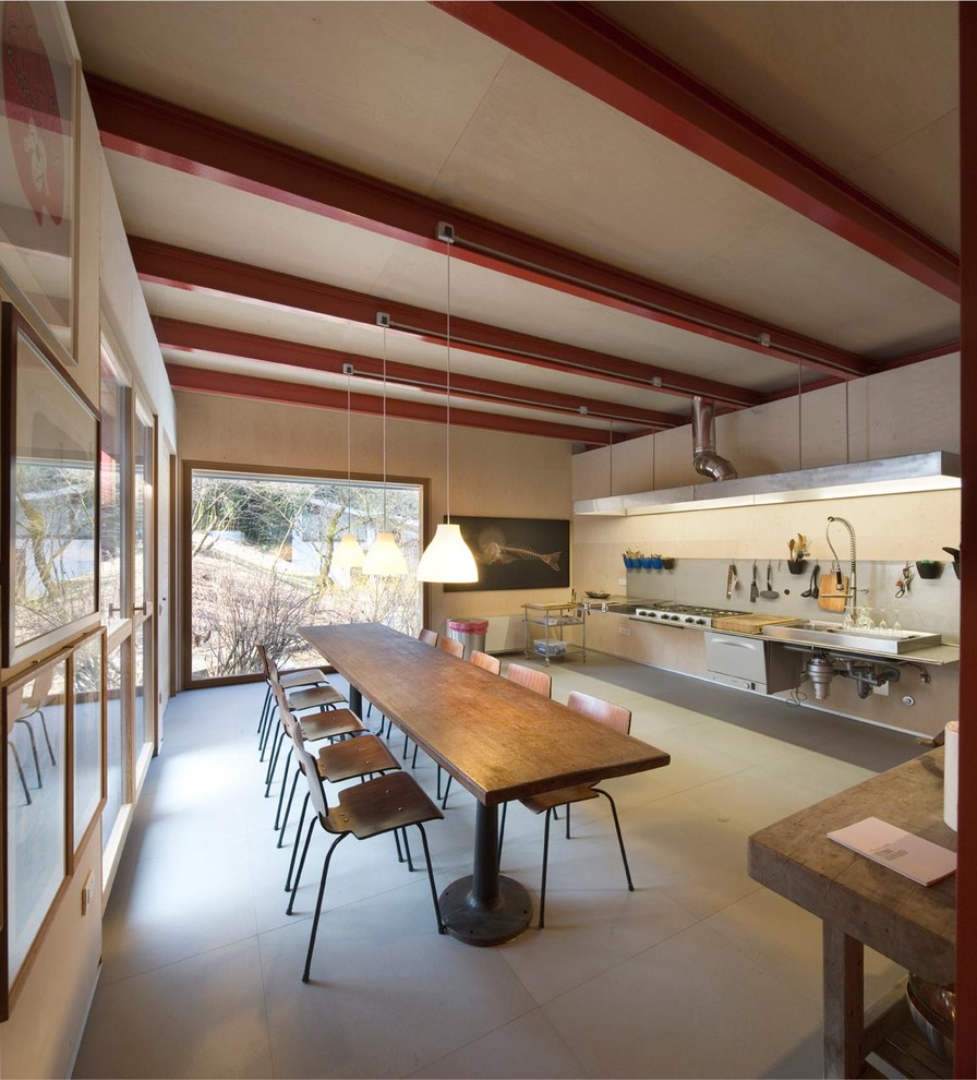 Einzeilige, Große Moderne Wohnküche ohne Insel mit Doppelwaschbecken, Edelstahl-Arbeitsplatte und Porzellan-Bodenfliesen in Mailand